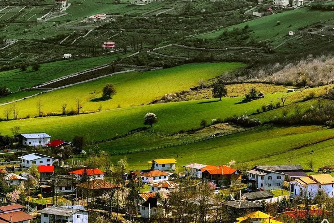 یکی دیگر از مزایای پنل‌های خورشیدی، امکان استفاده از آن‌ها در مناطق دورافتاده و روستایی است